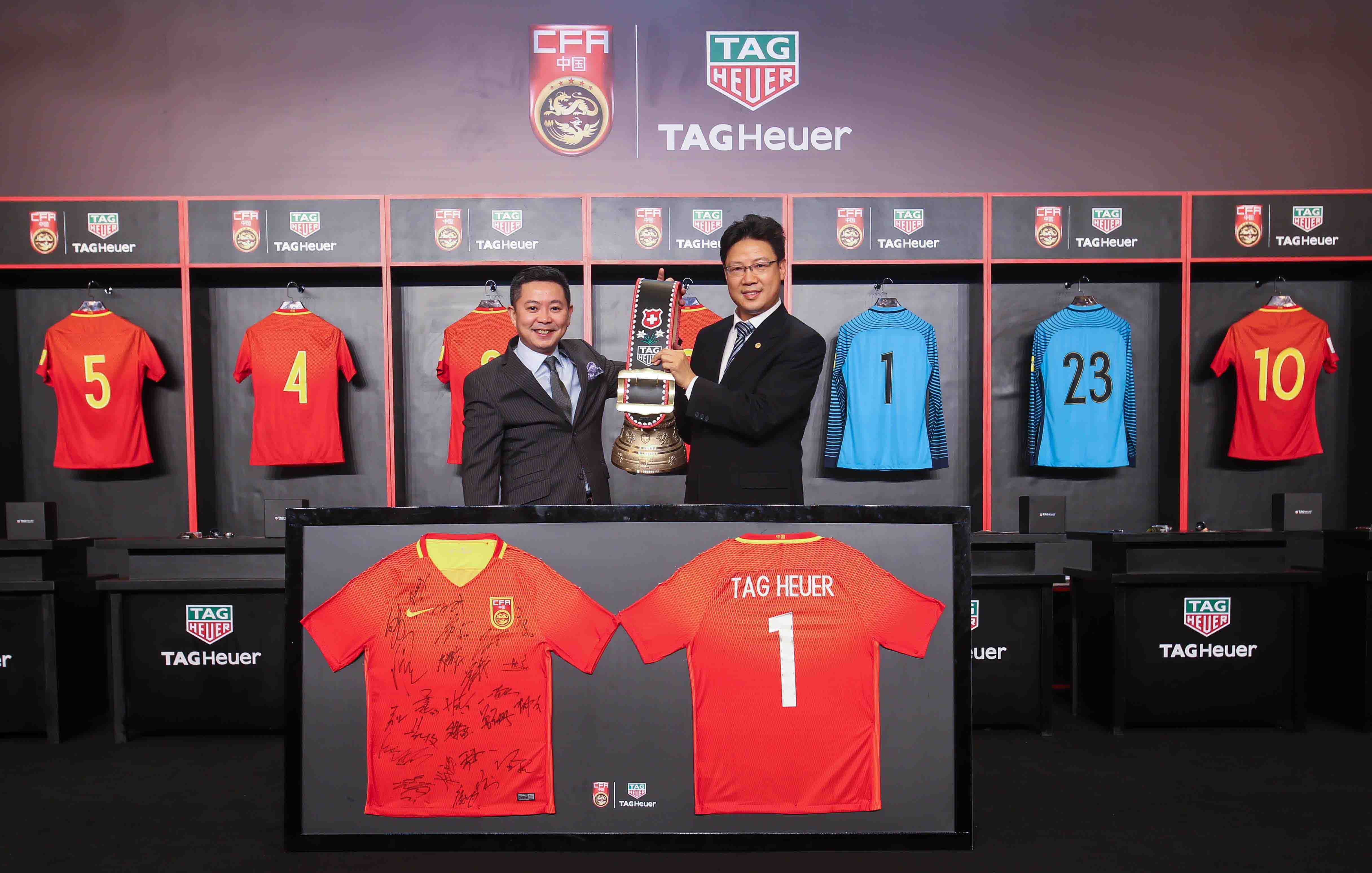 2 mr leo poon tag heuer general manager of greater china and mr lin xiaohua china football association executive committee member exchanging souvenirs