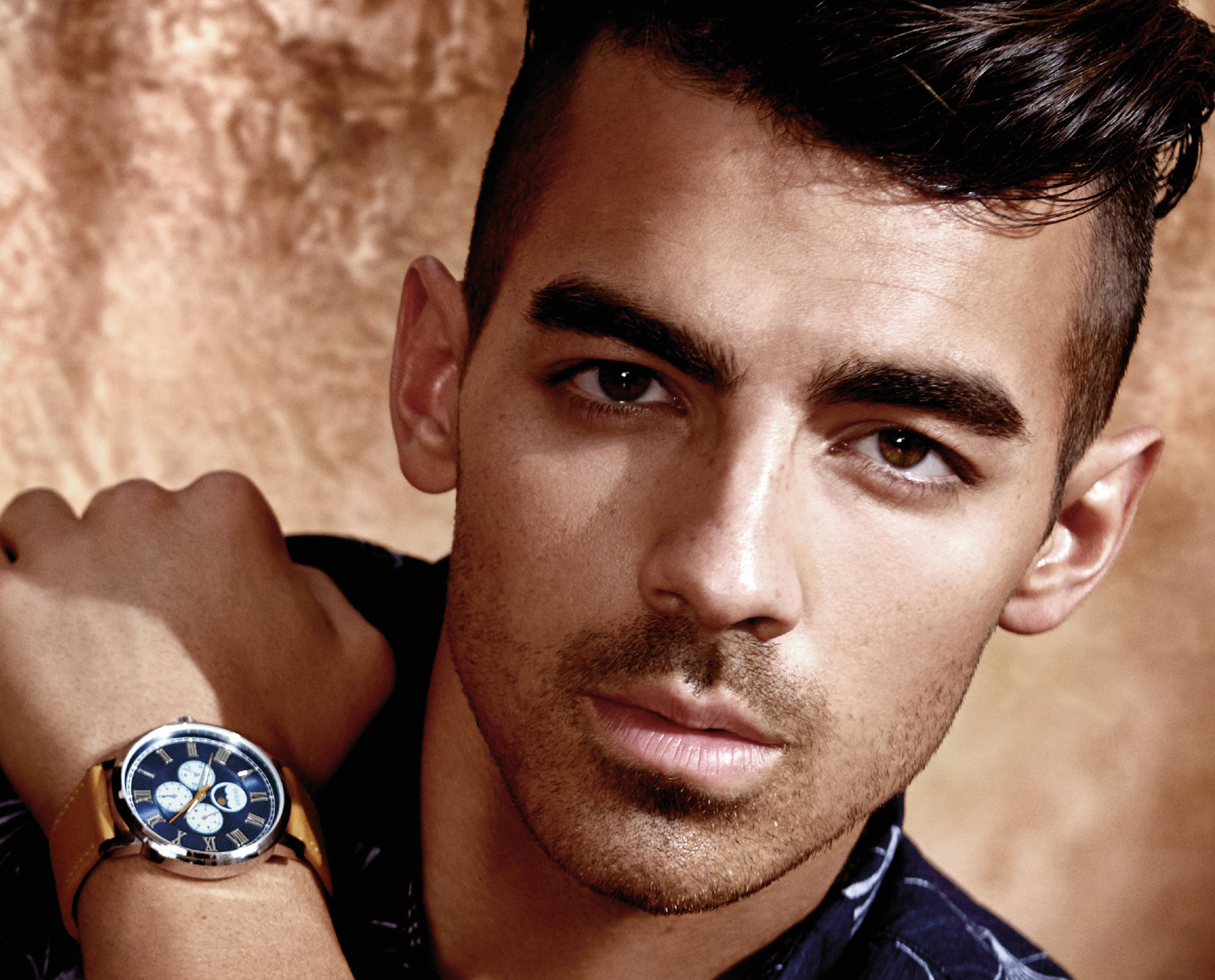 Joe jonas guess e1492078253328