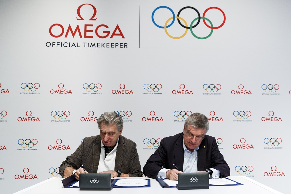 Nick hayek and thomas bach sign the extension agreement that will see omega partner with the olympics through to 2032.