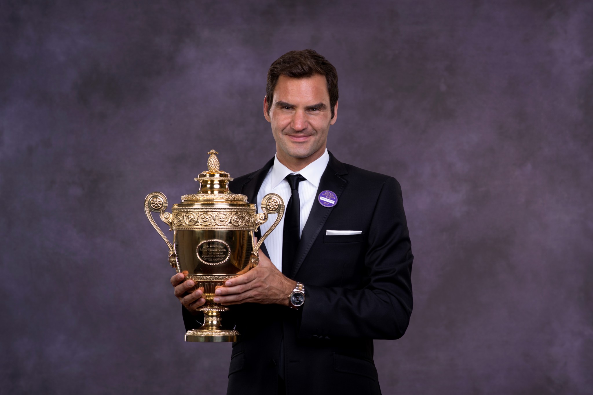Roger federer poses with the trophy at the wimbledon winners dinner. (photo by aeltc - pool / getty images)