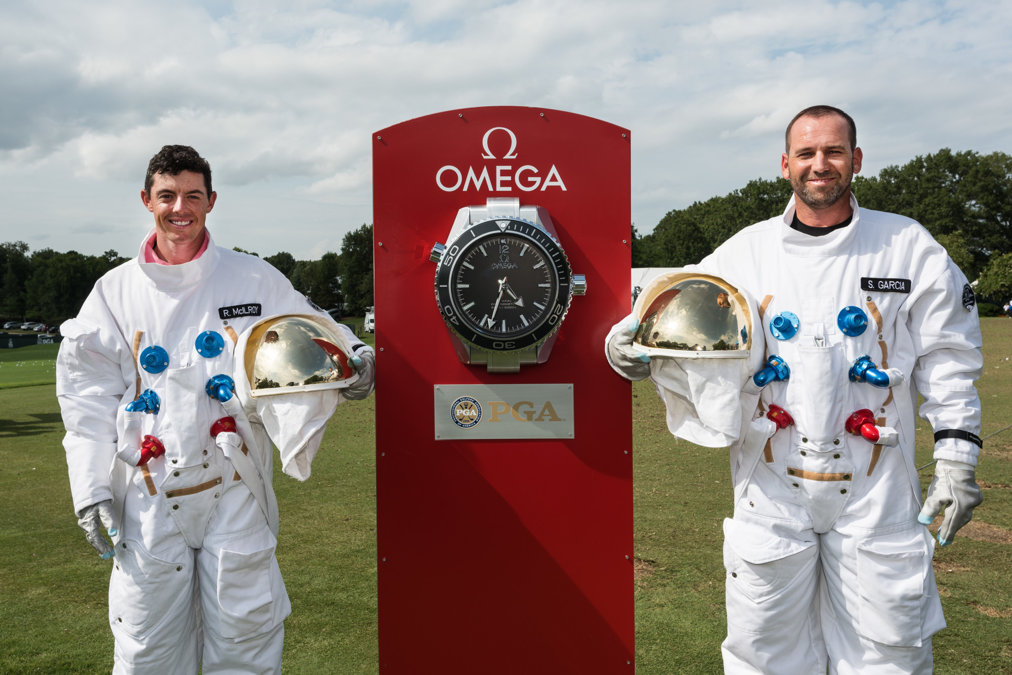 罗里·麦克罗伊和塞尔吉奥·加西亚身着宇航员制服 - Omega