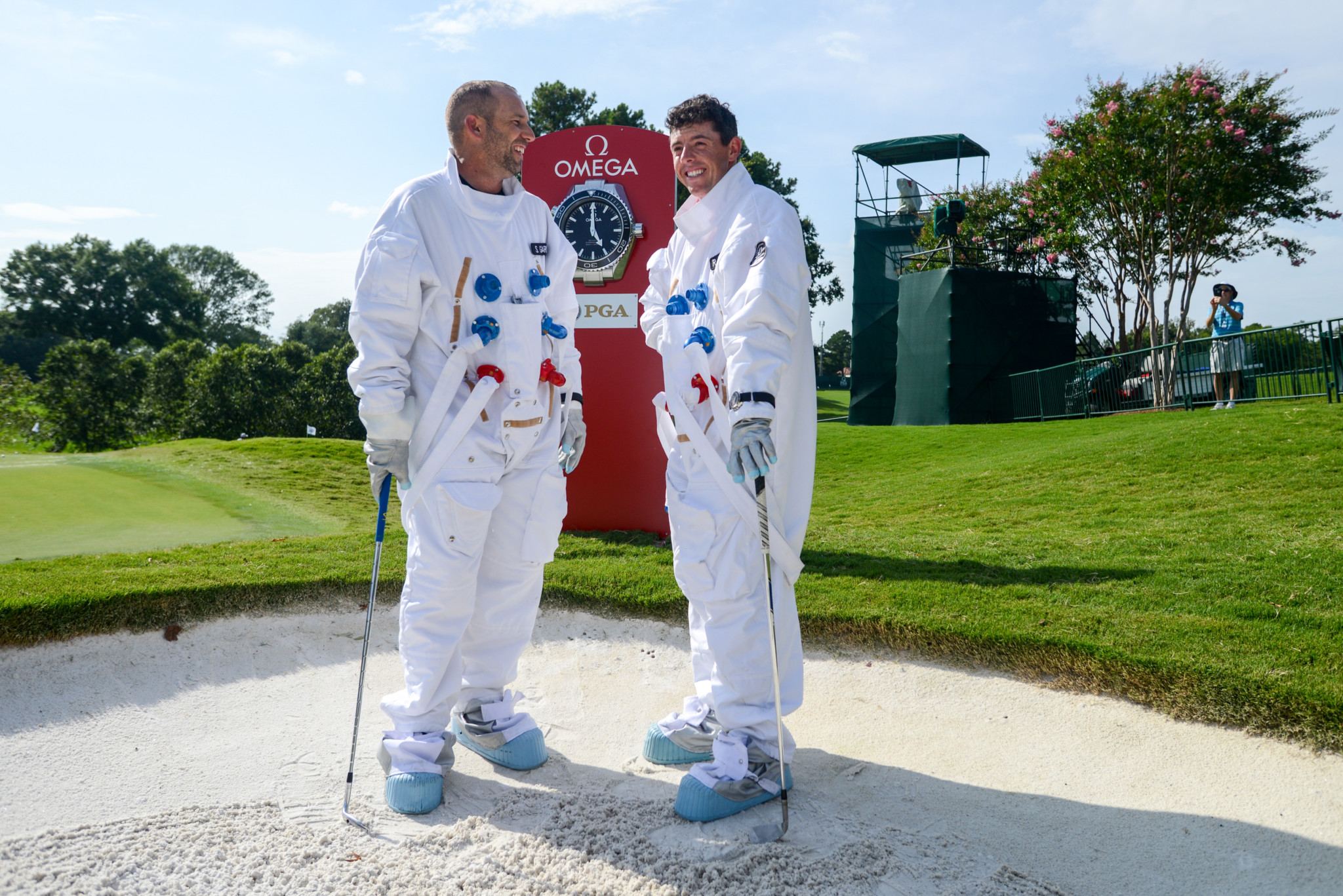 塞尔吉奥·加西亚和罗里·麦克罗伊在沙坑里欢笑 - Omega