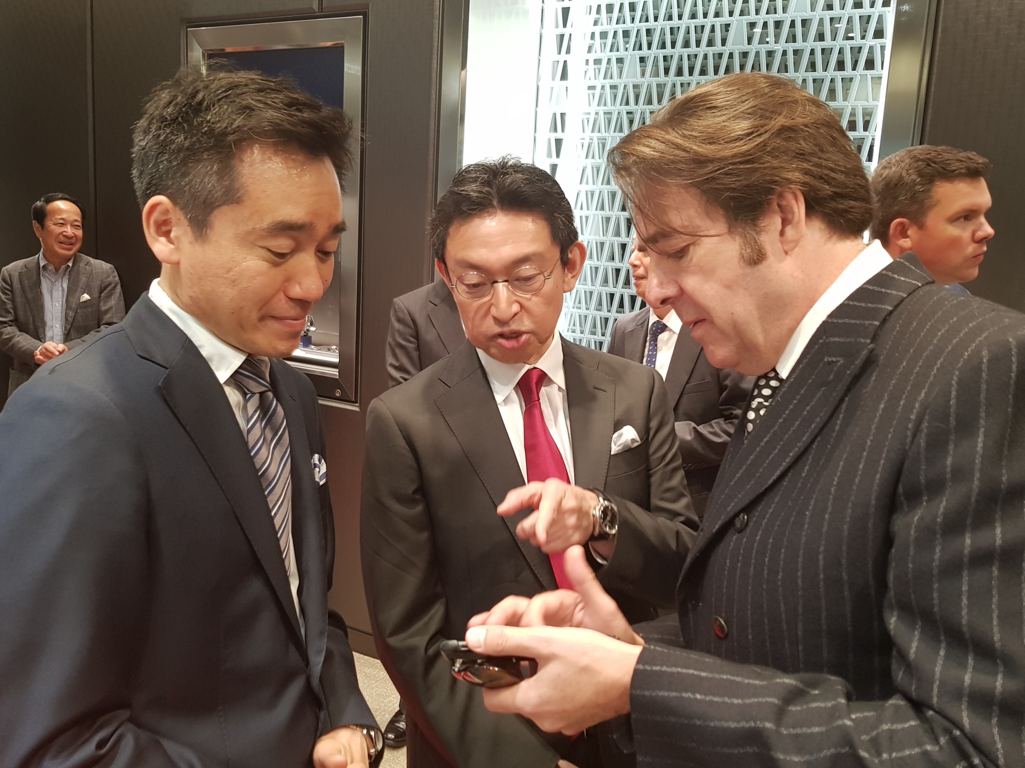 Kinya iwami left) discuses japanese culture with tv personality jonathan ross right).