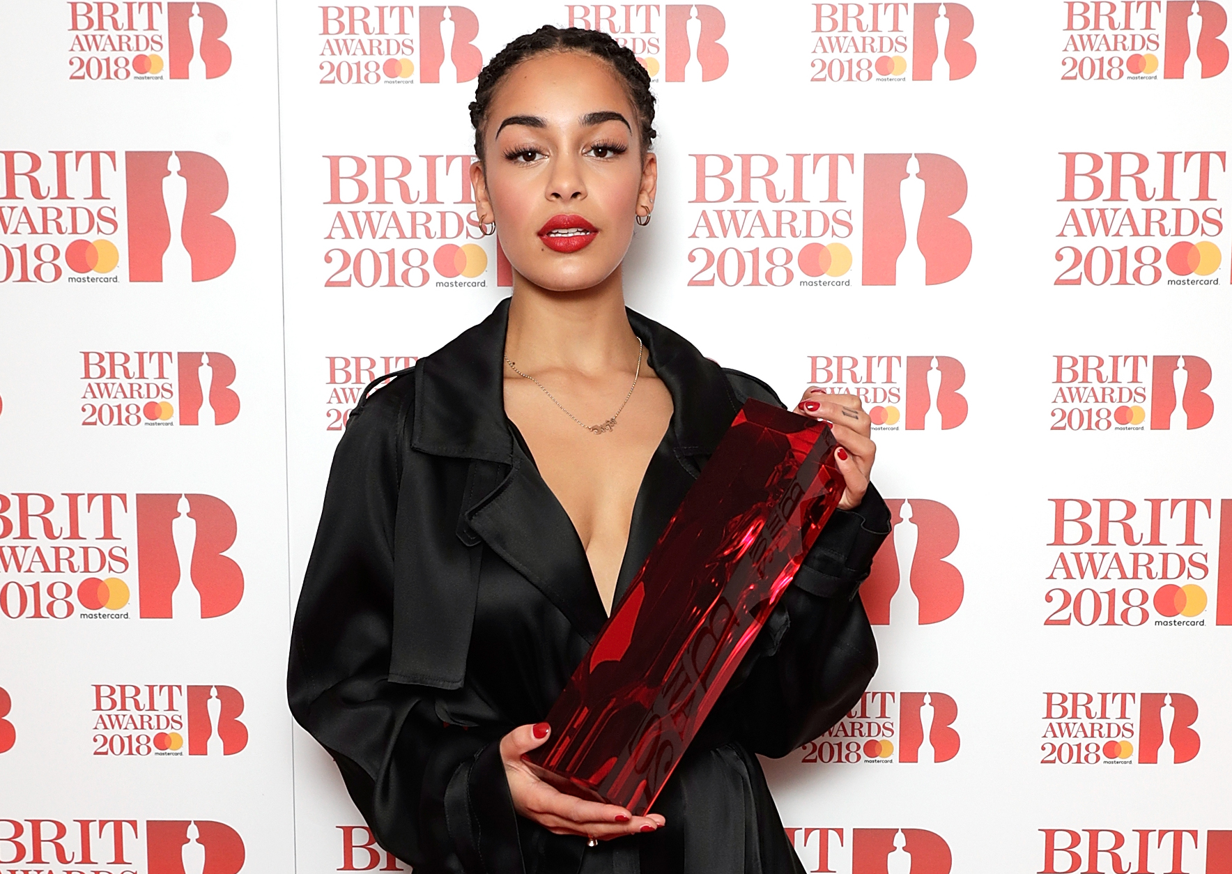 Jorja smith attends the brit awards 2018