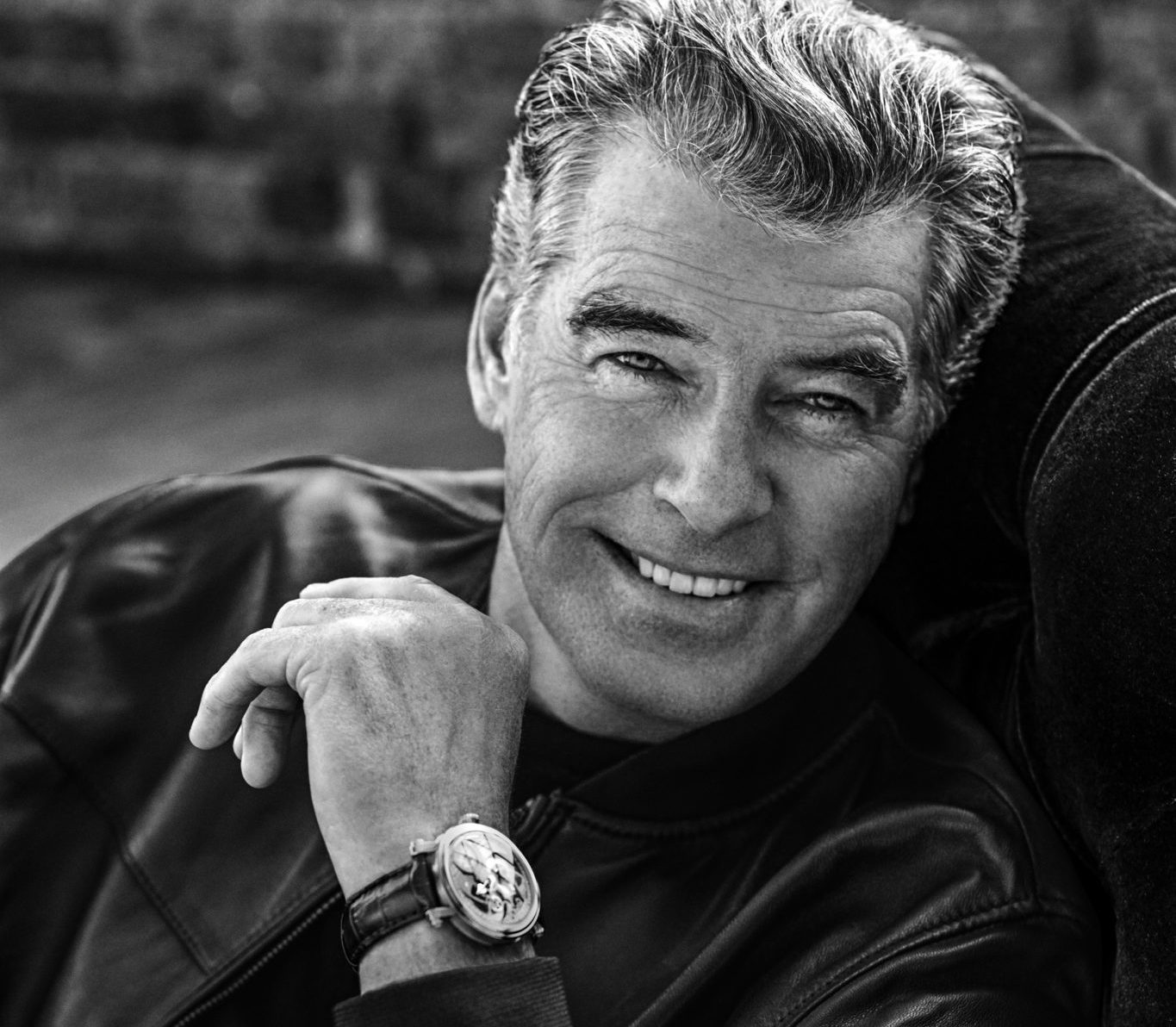 Pierce brosnan bw sitting 01 hq e1519034127495