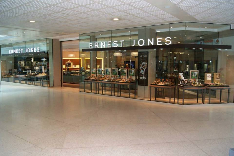 Die Übernahme der Kaufhäuser Ernest Jones durch Watches Switzerland bringt Signet Jewelers 53 Millionen US-Dollar ein
