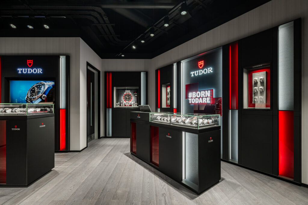 参观位于机场 5 号的全新瑞士泰格豪雅 (Tag Heuer) 和帝舵 (Tudor) 精品店的腕表 Wos 都铎商店选择 090224 3840px 1003