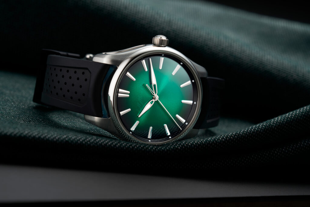 Hmoser 3201 1201 pioneer centreseconds cosmicgreen 40mm lifestyle fabric side
