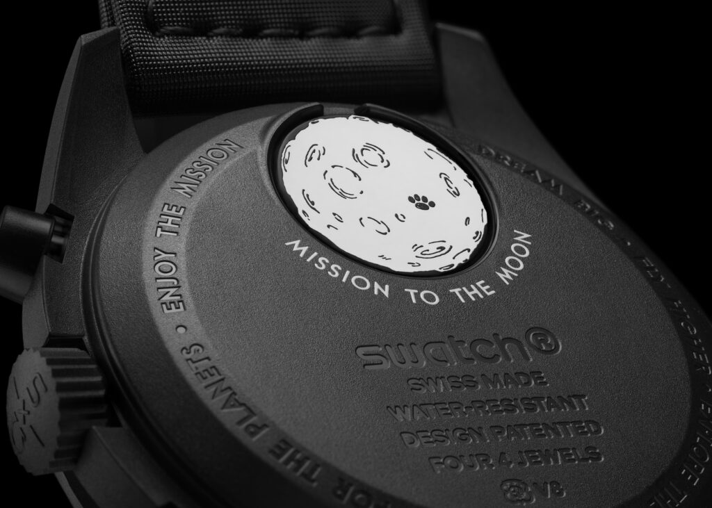 八家 Swatch 商店排队销售新款全黑史努比 Moonswatch 8 Sc01 24 使命生物陶瓷月亮手表到月相新月特写背面