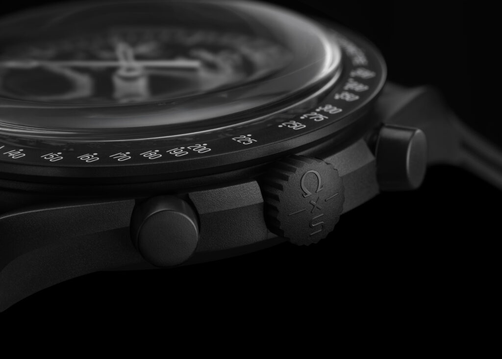 八家 Swatch 商店排队销售新款全黑史努比 Moonswatch 4 Sc01 24任务生物陶瓷月亮手表tothemoonphase新月表冠特写