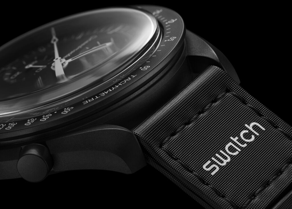 八家 Swatch 商店排队销售新款全黑史努比 Moonswatch 7 Sc01 24 任务生物陶瓷月亮手表到月相新月特写 lyr