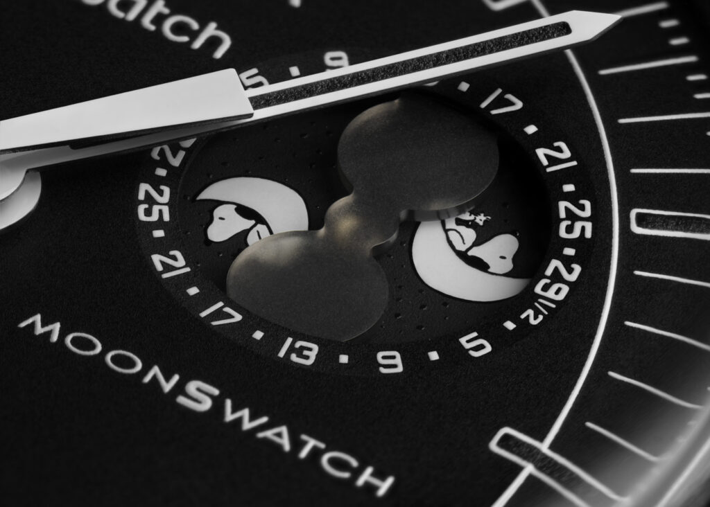 八家 Swatch 商店排队销售新款全黑史努比 Moonswatch 5 Sc01 24 Mission Bioceramicmoonswatchtothemoonphase newmoon close up 月相