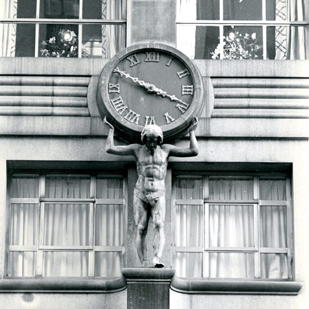Atlas statue and clock on facade of the 57th Street Tiffany & Co. flagship store, 1940 @The Tiffany Archives