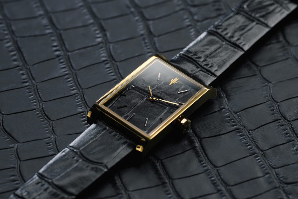 Black Vieren Gold Croc close-up